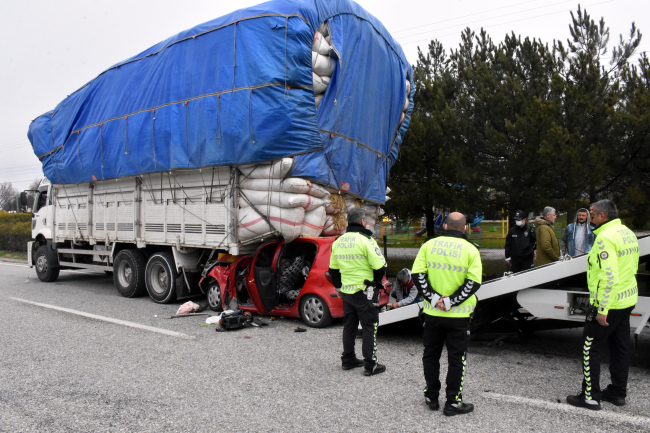 Saman yüklü kamyonun altına giren otomobil sürücüsü yaralandı